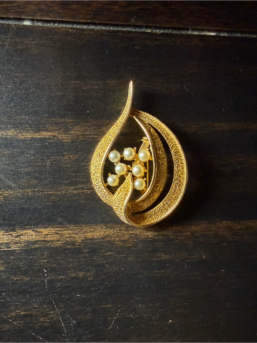 Gold plated brooch with pearls